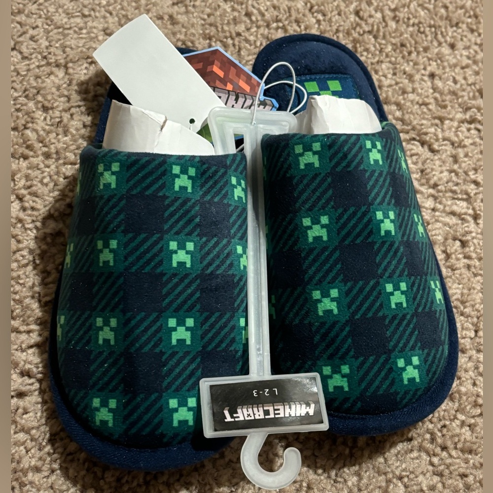Minecraft Kids Slippers Size 2-3 NEW